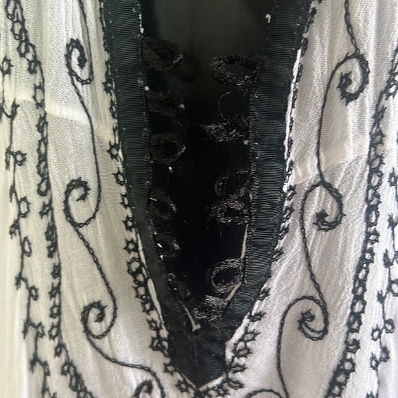 La Moda White/Black Long Sleeve Embroidered Fringed Hem Short Dress/Beach Cover - Picture 6 of 16